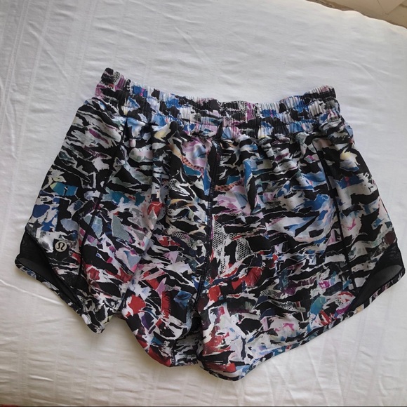 SOLD Lululemon Hotty Hot Shorts Size 8 Culture - Picture 4 of 7